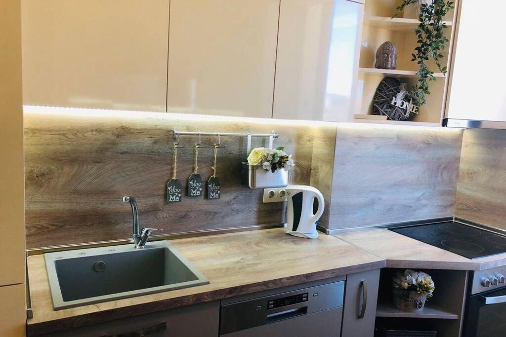 Lovely 3-Bedroom Apartment For 7 Ppl At The Centre Varna Extérieur photo