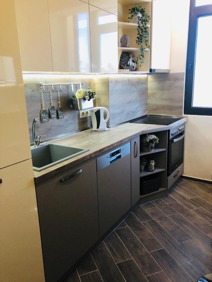 Lovely 3-Bedroom Apartment For 7 Ppl At The Centre Varna Extérieur photo